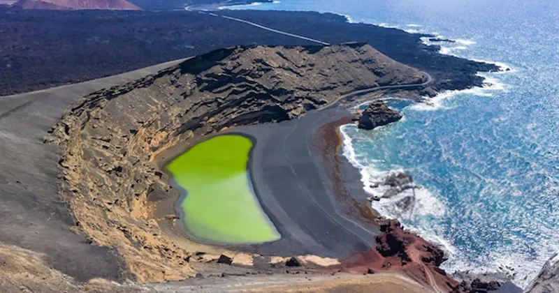 La Laguna Verde o charco de los Clicos en Lanzarote