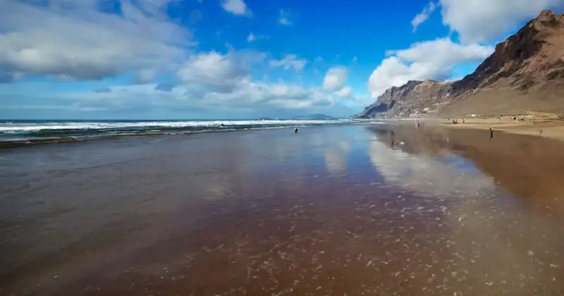 Playa de Famara: Naturaleza, surf y gastronomía