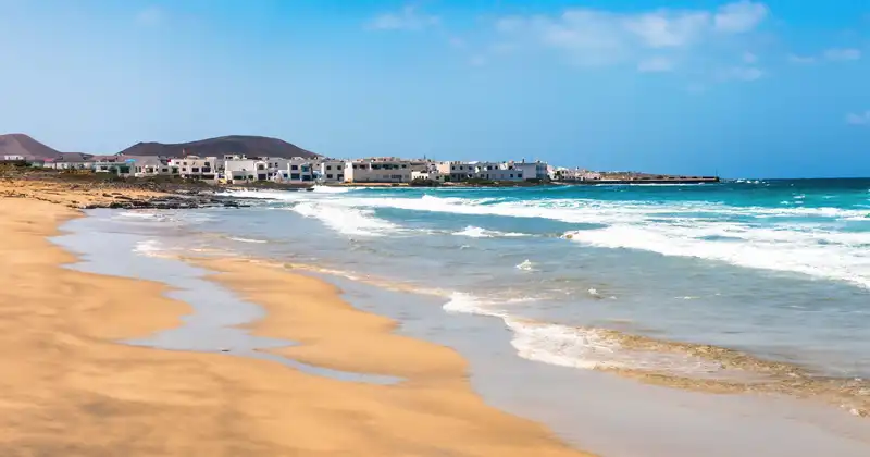 Playa de Famara: Naturaleza, surf y gastronomía