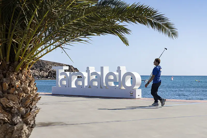 Explorando la playa de Tarajalejo