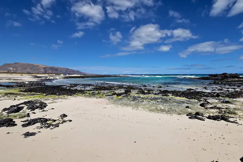 Caleta del Mero en Lanzarote: un tesoro natural entre dunas y rocas