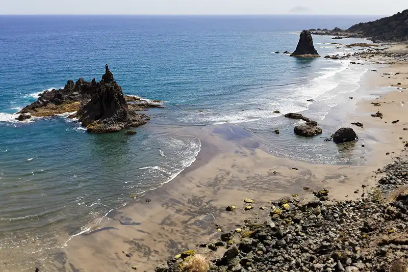 Explorando la exótica Playa de Benijo en Tenerife