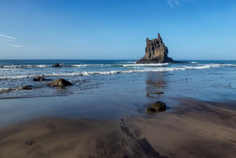 Explorando la exótica Playa de Benijo en Tenerife