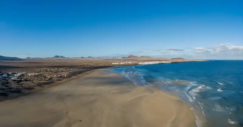 Playa de Famara: Naturaleza, surf y gastronomía
