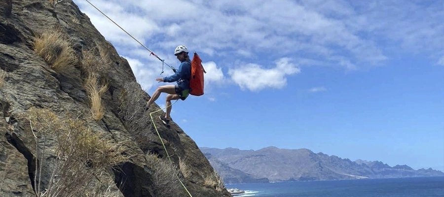 Coasteering de 4 Horas en Agaete: Explorando Acantilados, Cuevas y Natación en el Atlántico