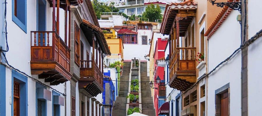 Paseo por Teror: Calles Empedradas, Plaza del Pino y Tesoros Arquitectónicos