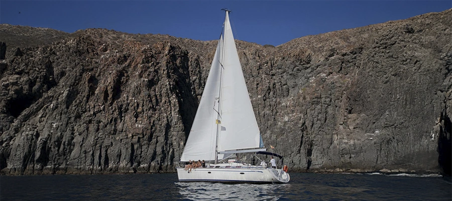 Travesía en Velero: El Gigante Volcánico desde el Mar