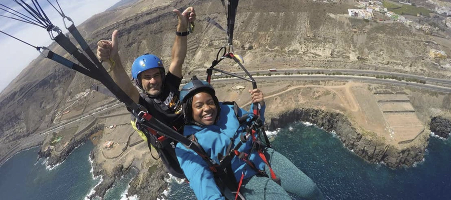 Panorámica de Las Palmas: Vuelo en Parapente con Traslado Incluido y Guía Multilingüe